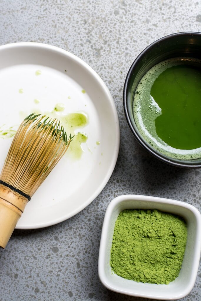 Matcha Tee Zubereitung nach der Vorgmblik357 Matcha Methode mit Matcha-Pulver und Bambusbesen